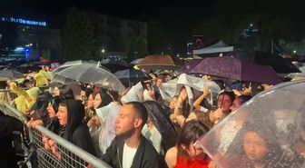 Semicenk konserine gelenler sağanak yağmura rağmen alandan ayrılmadı