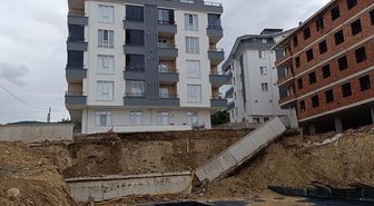 Sinop'ta bir binanın istinat duvarı çöktü