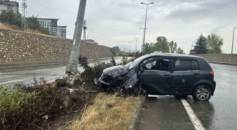 Su birikintisine kapılan araç, refüjde aydınlatma direğine çarptı: 3 yaralı
