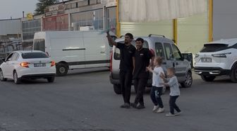 Tamirhanede keyifli mola: İşçiler ve çocuklar halay çekti