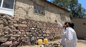 Evleri yılanların istilası altında: Hayatları kabusa dönen aile, yetkililerden yardım istiyor
