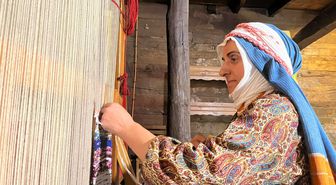Rize bezi ustası Bilgenur Güngör, plastik poşetleri kumaşa dönüştürüyor