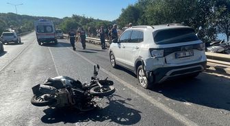 Alanya'da motosiklet otomobile çarptı: 2 ağır yaralı