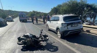 Alanya'da Emniyet Şeridindeki Araca Çarpan Motosikletteki 2 Kişi Ağır Yaralandı