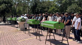 Manavgat'taki feci kazada ölen 5 kişi Konya'da son yolculuğuna uğurlandı