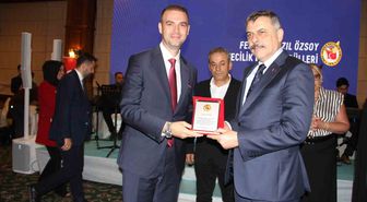 Aras Elektrik’e Feridun Fazıl Özsoy Ödül Töreni’nde Teşekkür Plaketi
