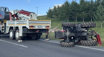 Ardahan'da traktör devrildi: 1 yaralı