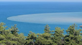 İnkumu'nda sağanak sonrası deniz kahverengiye döndü