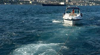 Kız Kulesi önünde sürüklenen tekne kurtarıldı