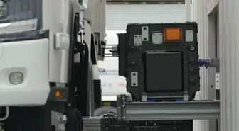 Isuzu'dan 3 dakikada batarya değişimli elektrikli çöp kamyonu