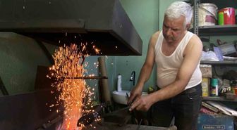 Sivaslı usta 60 derece atölyede dövme bıçak üretiyor