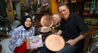 Baba kız bakır ve cama Mezopotamya'yı işliyor