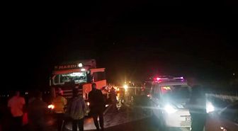 Niğde'de Traktöre Arkadan Çarpan Kamyonet Alev Aldı: 3 Yaralı
