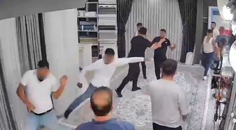 Sopa ve bıçakla kovaladıkları adam canını kurtarmak için perde dükkanına dalınca ortalık karıştı