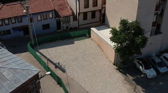 Tarihi mezarların üzerini taşlarla örtüp otoparka çevirdiler
