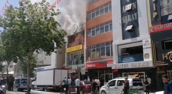 Van'da Bardaki Yangında Çatıda Mahsur Kalan 2 Kişi Kurtarıldı