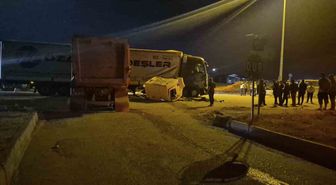 Sincan'da hafriyat kamyonu tıra çarptı: 1 yaralı