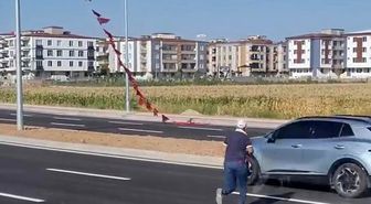 İşçi Müslüm Taymur, yoğun trafikte yere düşen Türk bayrağını alıp direğe astı