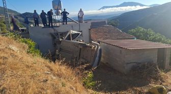 Hatay'da Hafif Ticari Araç Evin Bahçesine Uçtu: Sürücü Yaralandı