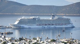 Bodrum'a iki kruvaziyer 2 bin 988 turist getirdi