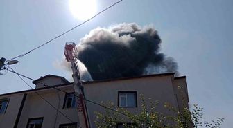 Bolu’da apartmanın çatı katı alev alev yandı