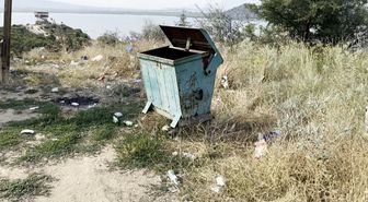 Gölhisar Gölü'nde çöp kirliliği ve levhaya tüfekle saldırı