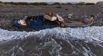 Mersin'de fırtına caretta caretta yuvalama alanına batık tekne getirdi