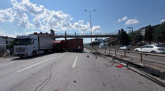 Körfez'de TIR lastiği patladı: karşı şeride geçip başka TIR'a çarptı, yol 1.5 saat kapalı kaldı