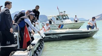 100 bin yavru sazan Eğirdir Gölü'ne bırakıldı
