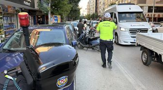 Tepebaşı'nda motosiklet kazası: 1'i polis 2 yaralı