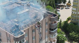 Menemen'de çatı yangını: 3 işçi kurtarıldı