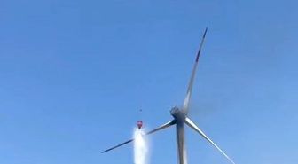Bergama'da rüzgar türbini alev alev yandı