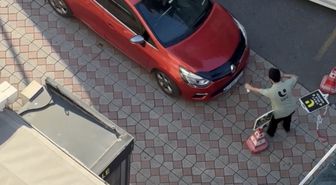 Kağıthane'de Otopark Ücreti Tartışması: Sürücü Aracını Valenin Üzerine Sürdü