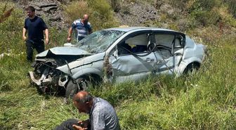 Kars'ta Otomobil Şarampole Devrildi: 2 Yaralı