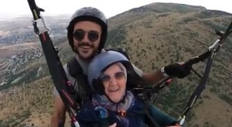 77 yaşında ilk yamaç paraşütü keyfi