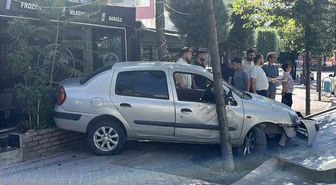 Niğde’de Araç İş Yerine Daldı: Yaralanan Yok