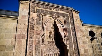 Divriği Ulu Camii ve Darüşşifası'nın Kapılarındaki Gölge Oyunları Ziyaretçileri Büyülüyor