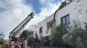 Kümesteki yangın güvercinlerini kurtarmak isteyen kişiyi yaraladı