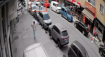 Sultangazi'de kuryeye çarpma anı kamerada
