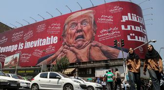 Tahran'da Trump'ın boğazına sarılmış el afişi