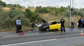 Tekirdağ'da seyir halindeki otomobil alev aldı