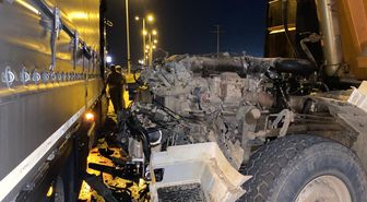 Sincan'da TIR ile çarpışan hafriyat kamyonunun kupa kısmı koptu: 1 yaralı