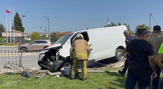 Tuzla'da tırın sıkıştırdığı hafif ticari araç bariyerlere çarptı