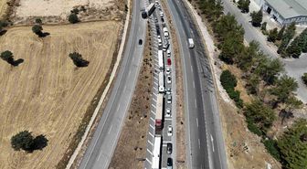 Uşak'ta Domates Yüklü Kamyon Çekiciden Devrildi, Karayolu Kapandı