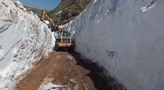 Hakkari'de 5 metreyi aşan karda yol açma çalışmaları kar tünelleri oluşturdu