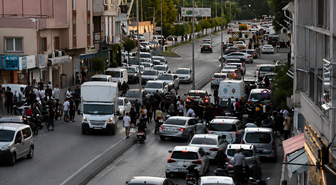 Adana'da husumetlilerin silahlı çatışmasında yoldan geçen genç vurularak öldü