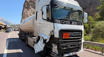 Adana'da tankerle çarpışan cipteki çift yaralandı
