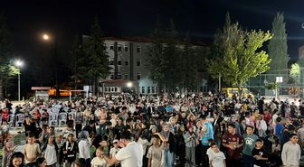 Banaz'da yaz Kur'an kursu öğrencileri açık havada sinema keyfi yaşadı