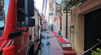 Beyoğlu İstiklal Caddesi’nde iş yerinde korkutan yangın