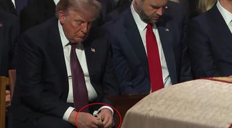 Cenaze törenine damga vuran görüntü: Trump'a dikkat
